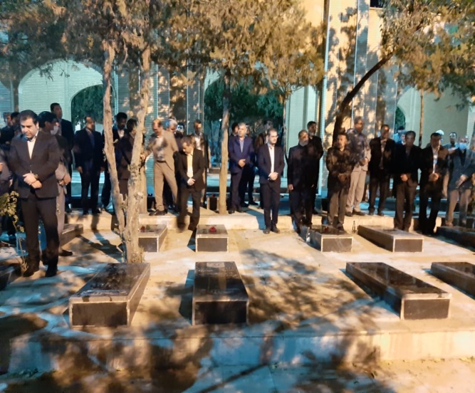 عطر افشانی مزار شهدای بهشت محمدی سنندج به مناسبت هفته دولت